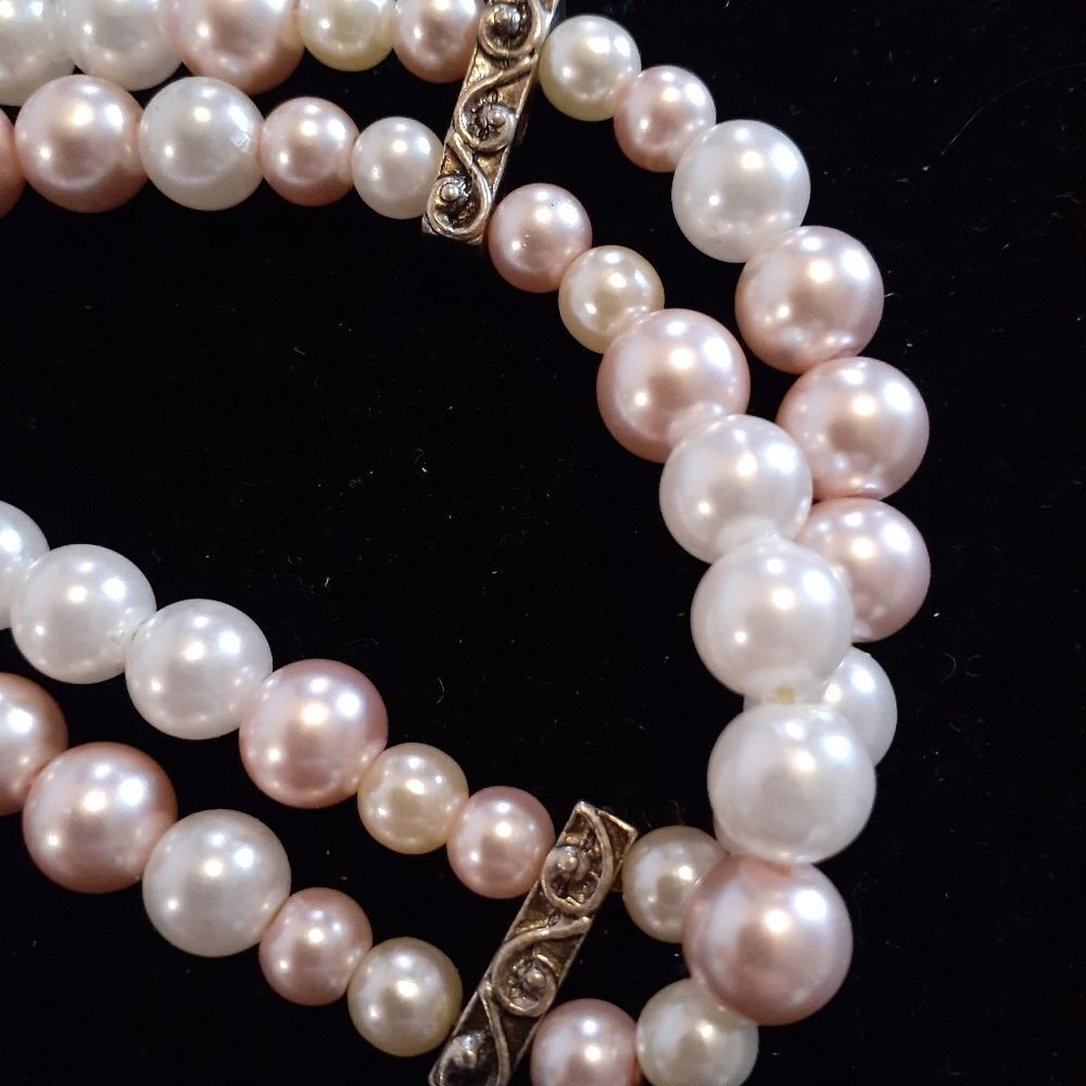 FAUX PINK & WHITE PEARL STRETCH BRACELET